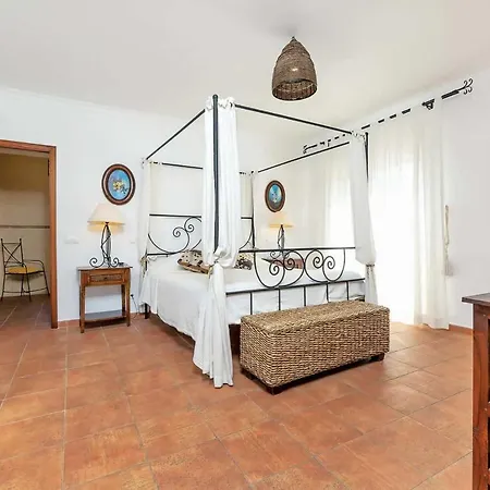 Carvoeiro Sleeps 8 Air Con Wifi *